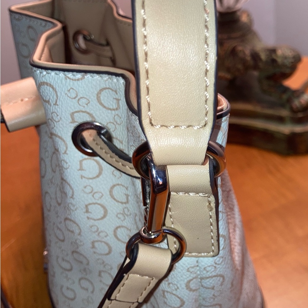 GUESS Beige & Cream Logo Bucket Bag w/Shoulder Strap - Picture 2 of 9